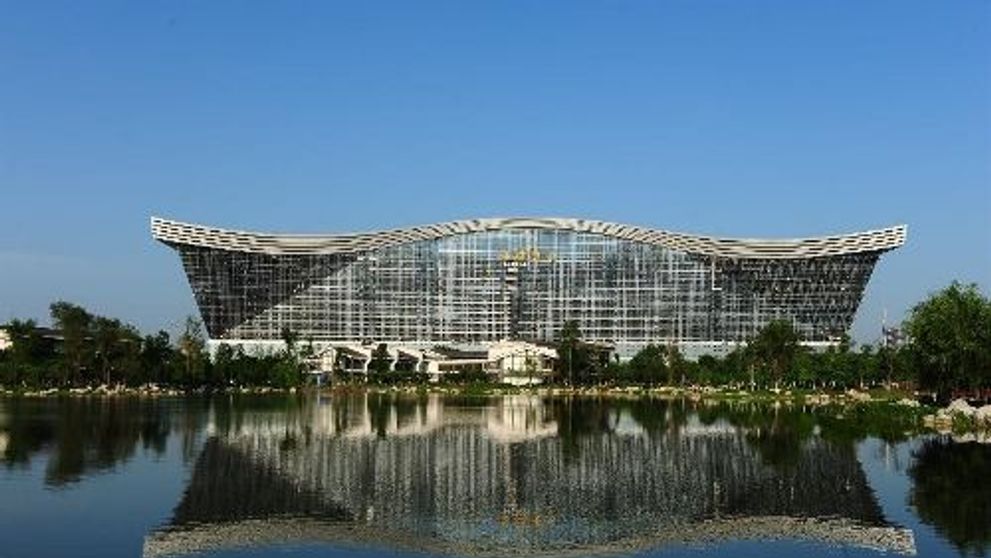 A fost inaugurata cea mai mare cladire din lume. Are 1,7 milioane de metri patrati, Pentagonul ar incapea in ea de 3 ori si are propriul soare