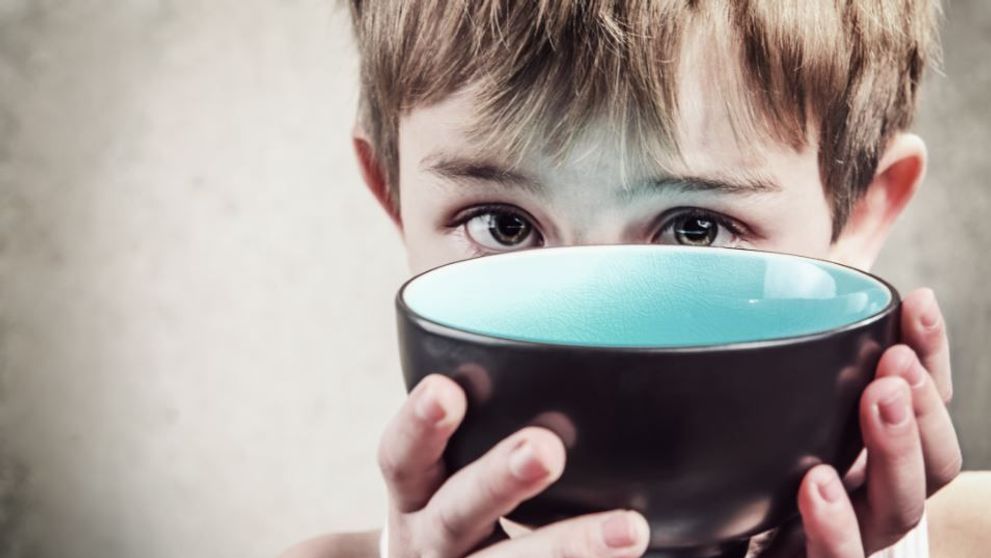 Povestea impresionantă a văduvei care s-a apucat să fiarbă pietre ca să își adoarmă copiii care așteptau mâncare