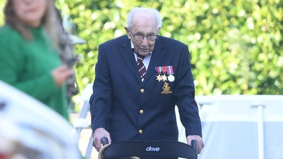 Veteranul care a strâns 33 de milioane € pentru medici, asaltat cu felicitări pentru ziua sa de naștere