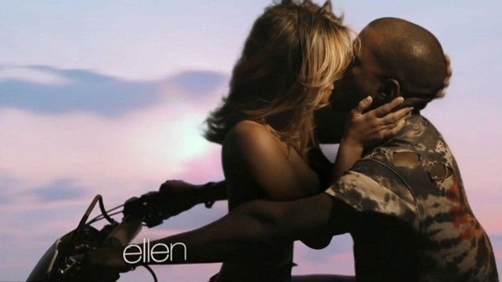 Kim Kardashian, la limita vulgaritatii. Bruneta apare topless si simuland scene de sex cu Kanye pe o motocicleta, in ultimul lui videoclip - VIDEO