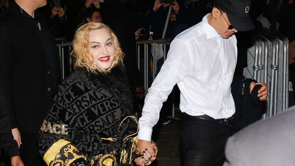 Madonna, exerciții de recuperare la limita decenței alături de iubitul tinerel