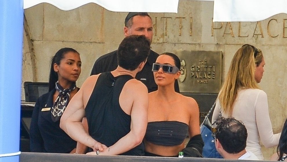 Kim Kardashian, văzută flirtând cu soțul lui Katy Perry. Ipostazele în care au fost surprinși cei doi, în contextul în care relația dintre Bloom și soția sa e incertă