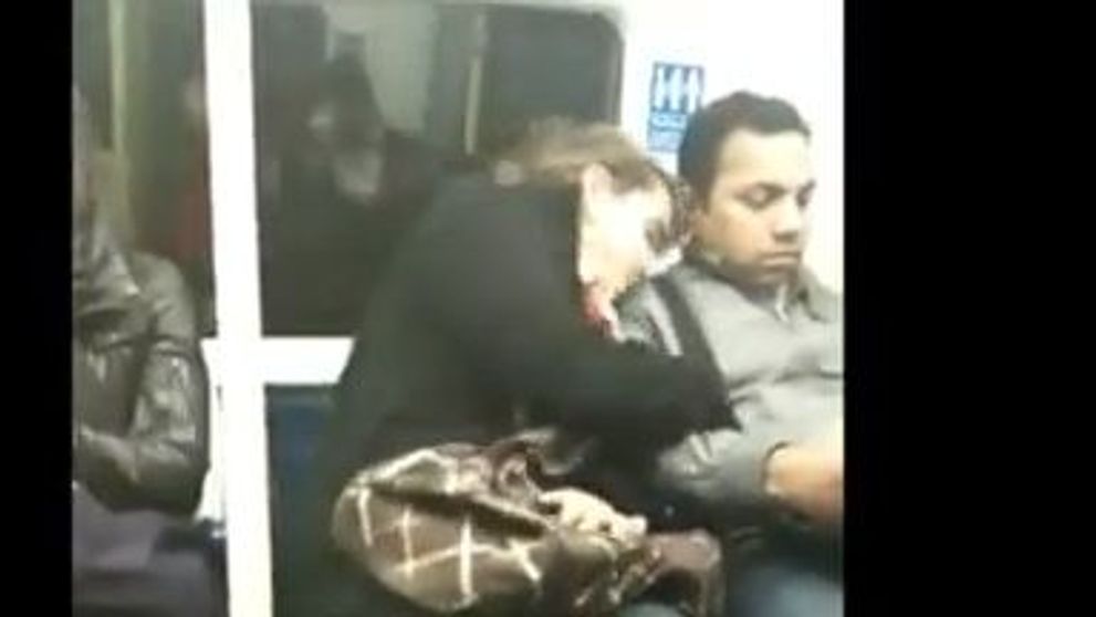 VIDEO AMUZANT. O femeie obosita se culca pe umarul vecinului din metrou. Vezi cum reactioneaza cand se trezeste: