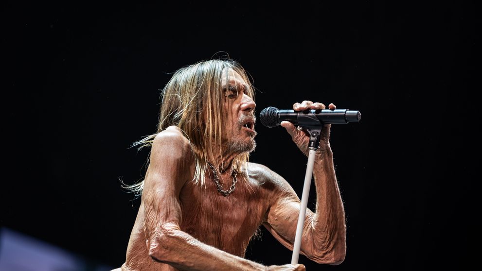 La 78 de ani, Iggy Pop a plecat de pe scena festivalului Coachella într-un coșciug. Reacțiile fanilor: ”Mai are rost să iasă?”