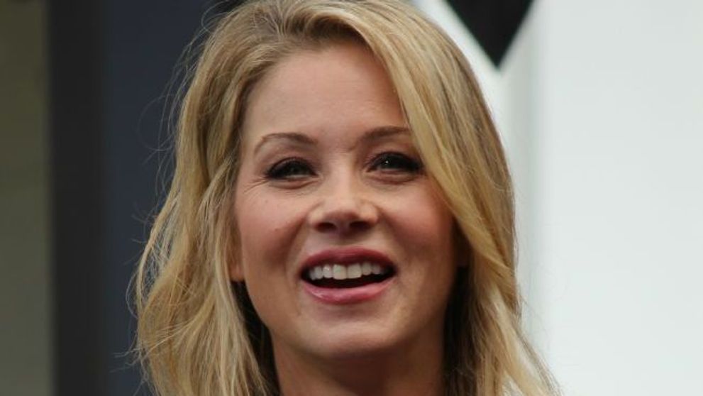Christina Applegate s-a casatorit. Rochia de mireasa a fost creata de o romanca