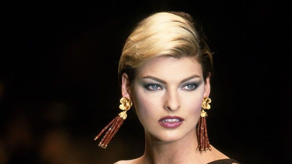 Linda Evangelista, prima apariție după ce a dezvăluit că și-a distrus chipul iremediabil: Nu mai pot trăi așa!