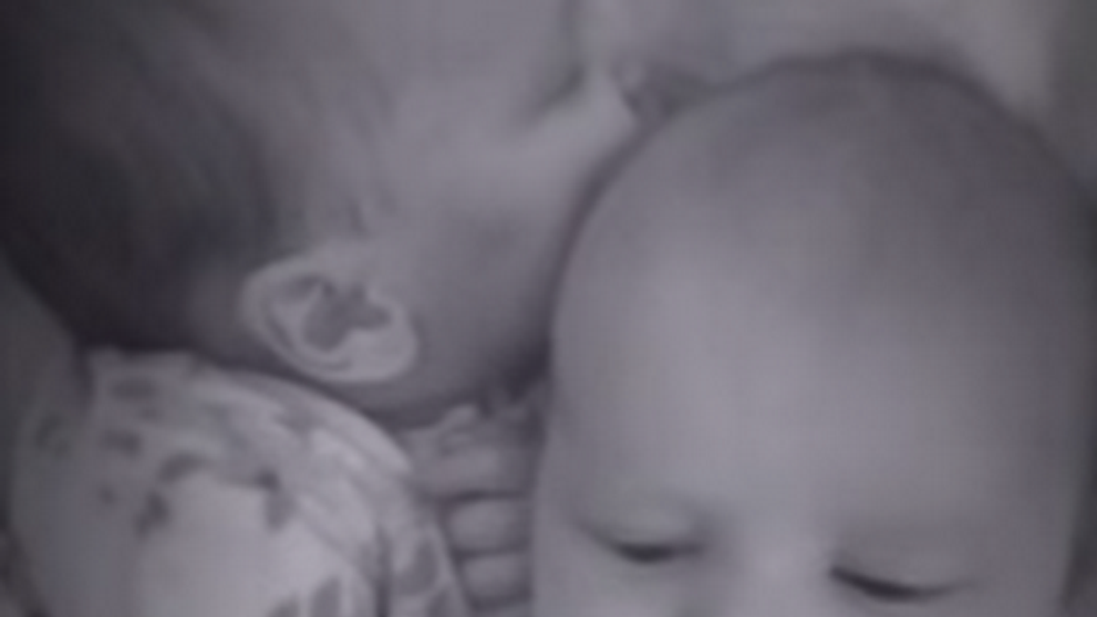 Gemenii plangeau fara incetare! Ce a descoperit mama lor cand a intrat in camera