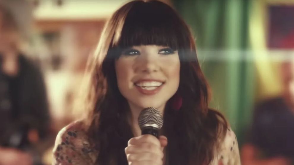 Îți mai aduci aminte de artista care a rupt topurile cu piesa „Call me maybe”? Și-a schimbat complet look-ul, s-a căsătorit, iar de curând a devenit mamă! Cum arată astăzi Carly Rae Jepson