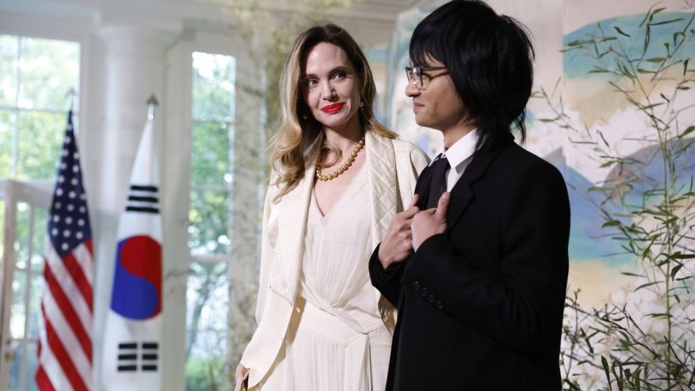 Angelina Jolie, imaginea perfecțiunii la Casa Alba, alături de fiul ei, Maddox. Actrița și-a schimbat look-ul