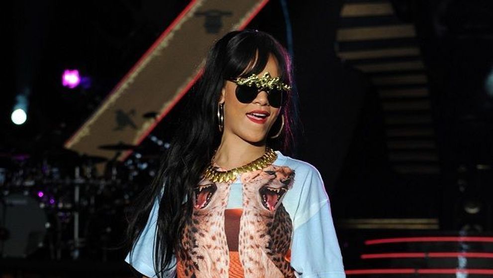 Gestul care o poate face pe Rihanna <span style=