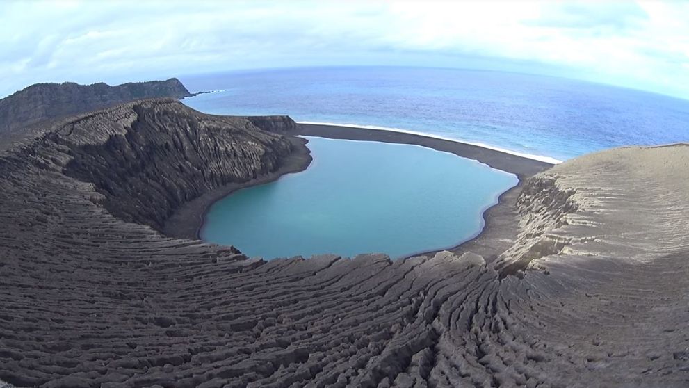 Imagini incredibile de la nasterea unei insule vulcanice