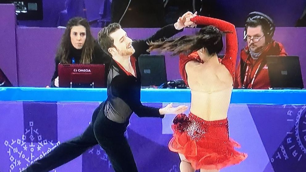 Moment incredibil. Ce s-a intamplat cu patinatoare careia i s-a deschis rochia in timpul programului :))