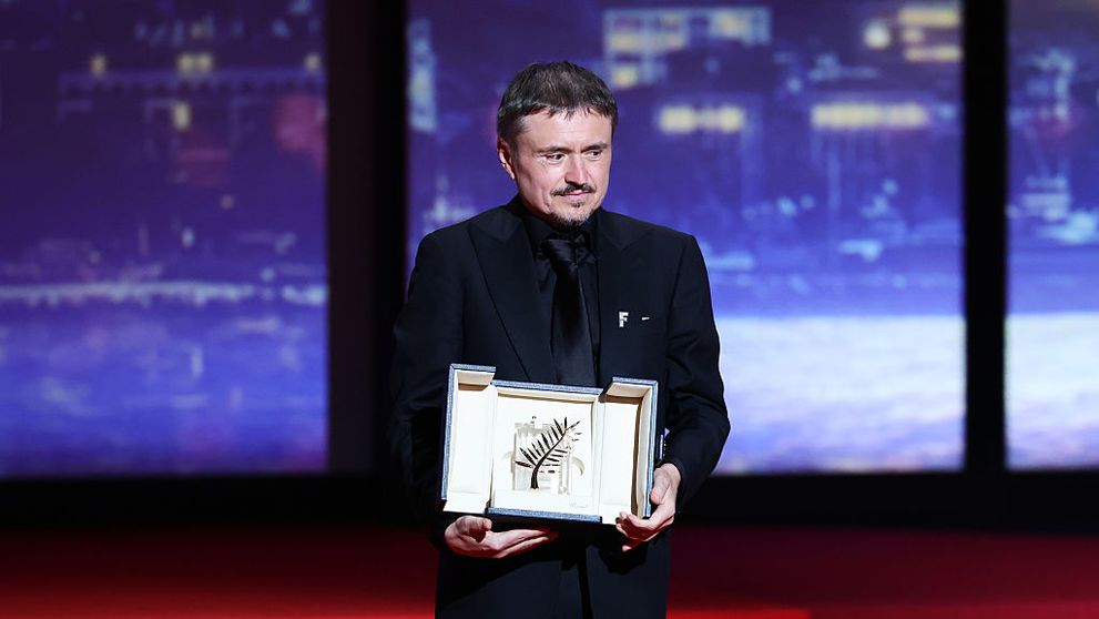 Cristian Mungiu, moment inedit în aeroport din cauza trofeului câștigat la Cannes. Ce a pățit regizorul când personalul aeroportului l-a văzut la scanner: „A fost amuzant şi prima oară, a fost amuzant şi acum”