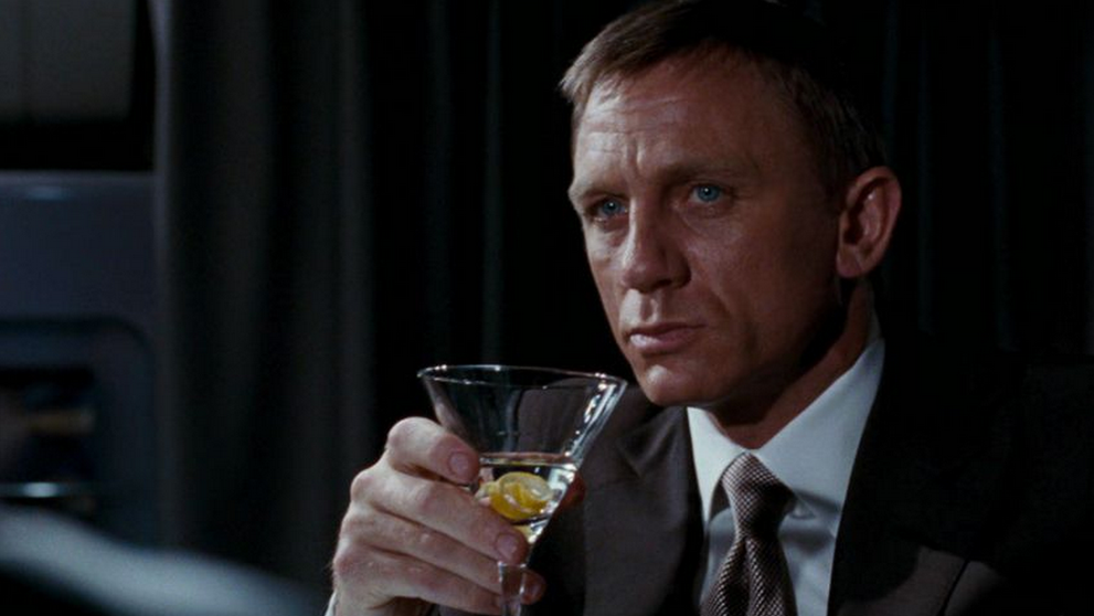 Bond trebuie să renunțe la Vodka Martini. Ce au descoperit cercetătorii după ce au analizat filmele din seria 007