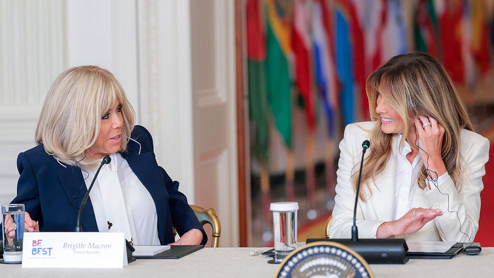 Ce i-a șoptit Melania Trump lui Brigitte Macron, după ce a apărut alături de un robot umanoid. Au bârfit ”ca fetele”