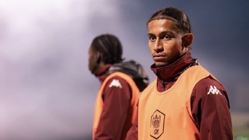 Și-a salvat iubita din barul morții. Grav rănit, un fotbalist de 19 ani s-a întors să-şi scoată partenera din flăcări