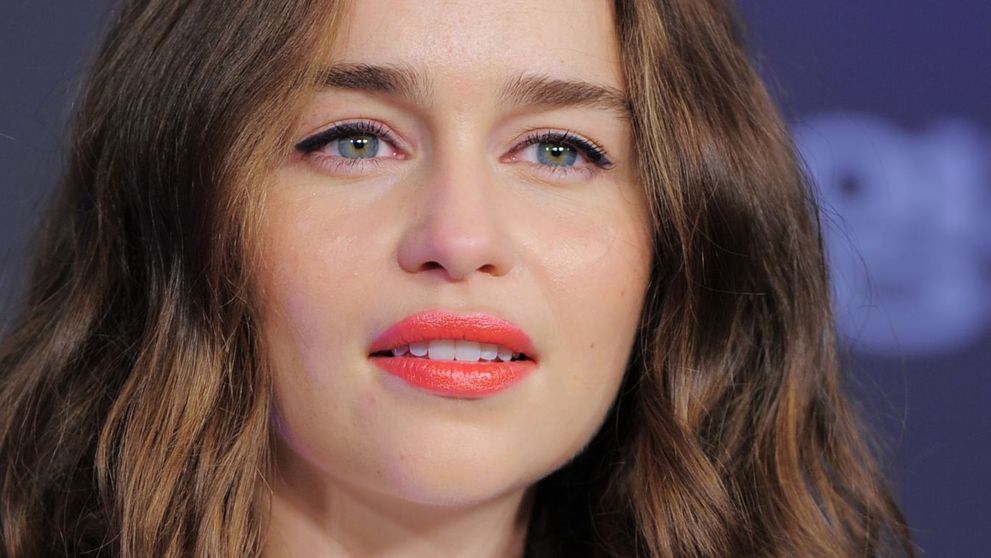 Emilia Clarke și-a schimbat radical look-ul, spre nemulțumirea fanilor: ”Arăți bătrână”