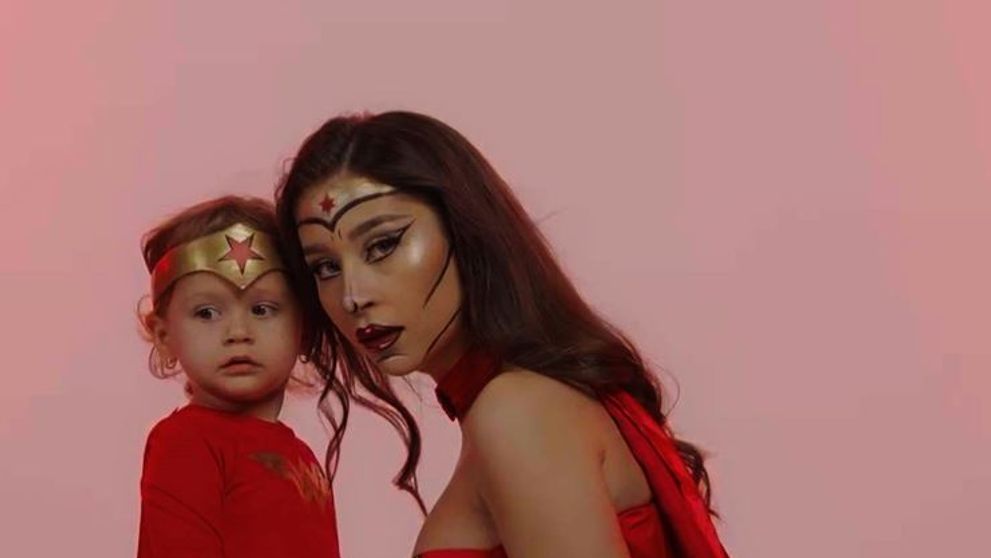 Nicole Cherry s-a costumat în Wonder Woman de Halloween! Artista a realizat un pictorial adorabil alături de fiica sa, Anastasia