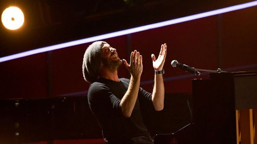 Chris Martin de la Coldplay a compus o piesă inspirată de pasiunea lui Leonardo DiCaprio pentru pantalonii scurți cargo