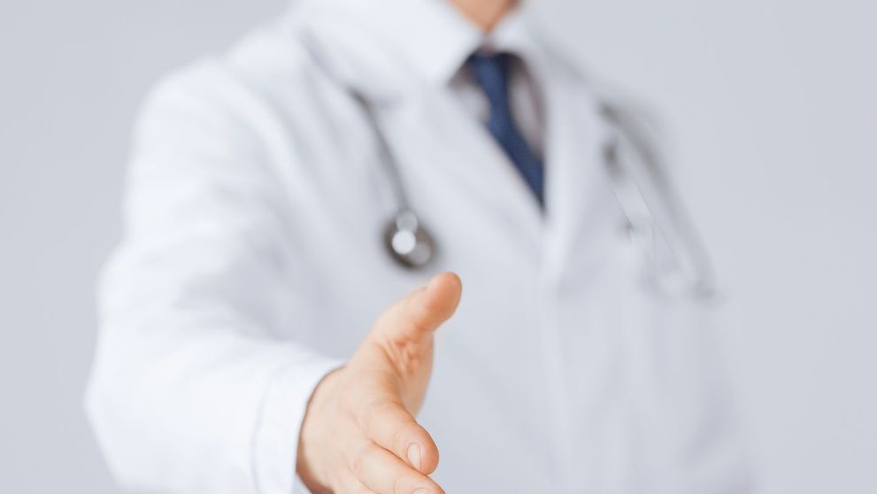 Un sat din Franta si-a gasit medic roman pe Internet. Francezii au refuzat postul, fiindca nu era la un drum principal