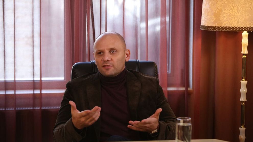 Următorul Șef sub acoperire este Dragoș Muller, proprietarul unui lanț de saloane de înfrumusețare