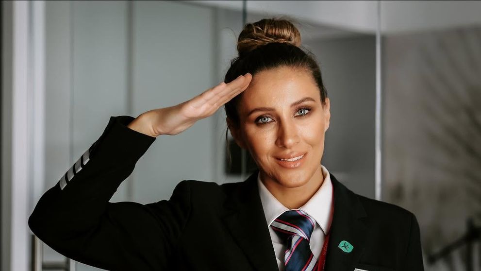 A petrecut peste un an din viață la manșa avioanelor și a scris istorie în aviație: cine este Andreea Popa, comandantul care formează viitoarea generație de piloți