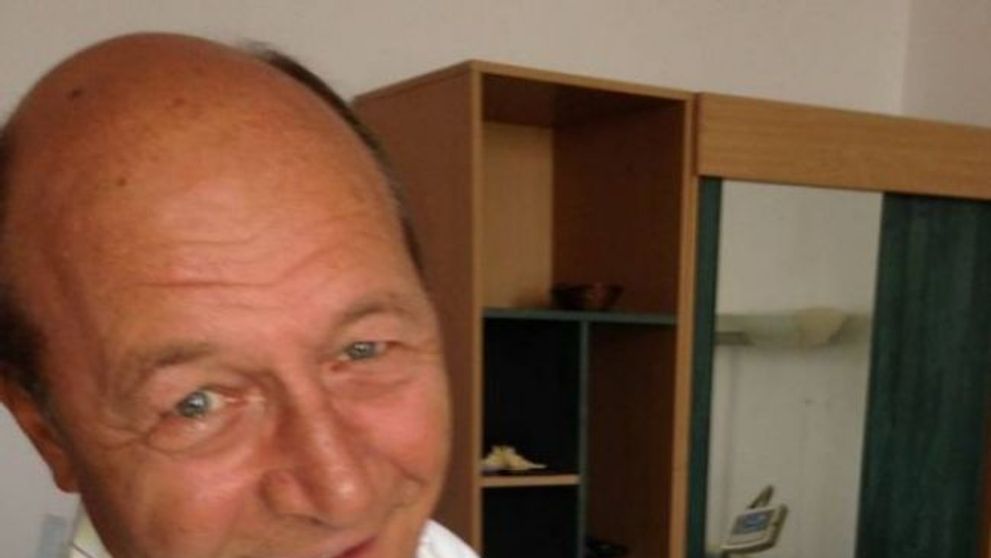 Elena Basescu si fetita ei, externate din maternitate. Primele imagini cu fiica presedintelui in calitate de mama