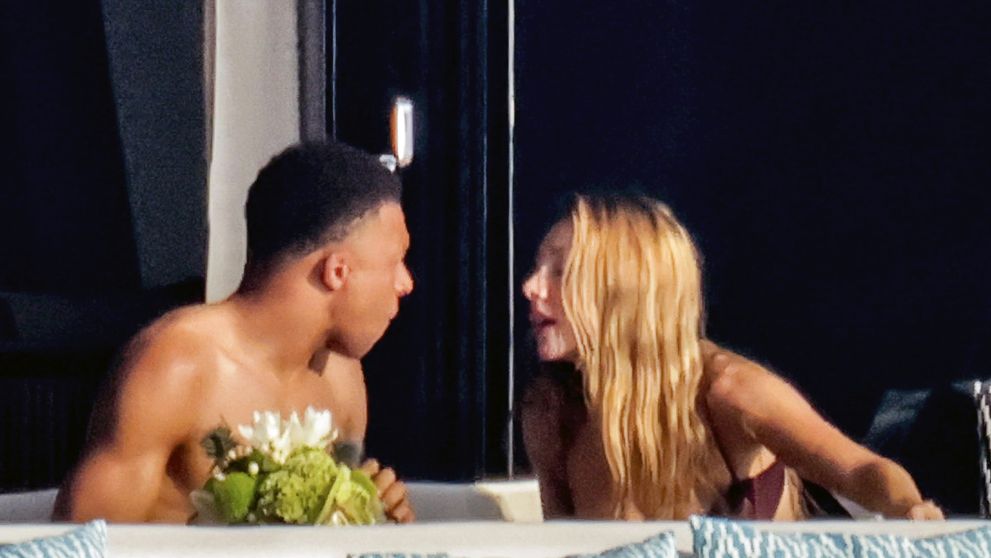 Kylian Mbappe, vacanță de lux în Sardinia alături de iubita lui! Ester Exposito a făcut furori în costum de baie pe iaht