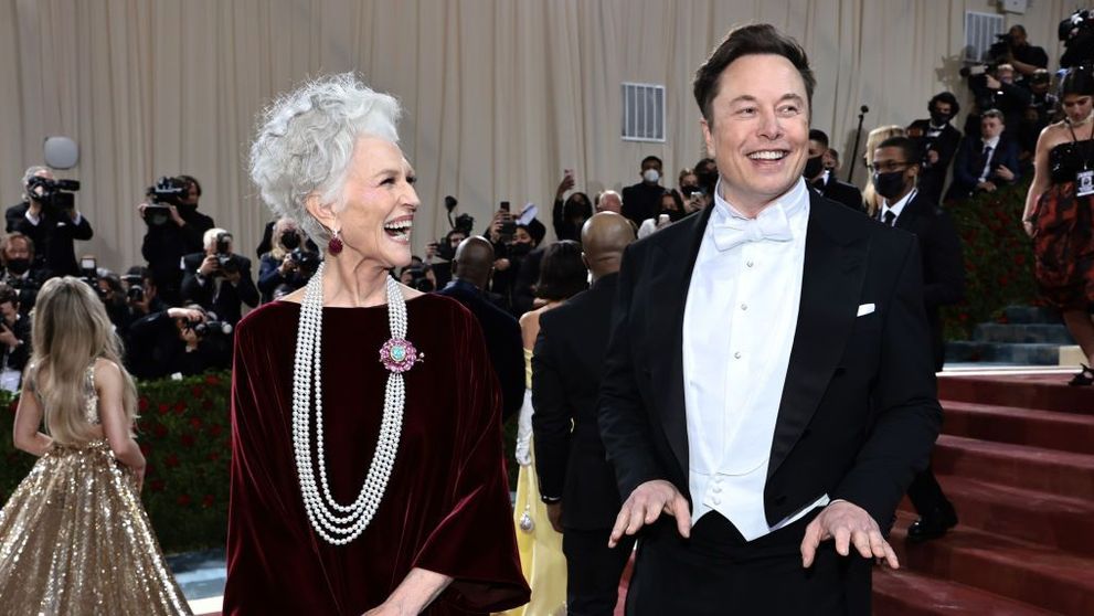 Maye Musk, mama lui Elon Musk, a devenit cel mai în vârstă model care pozează pe coperta Sports Illustrated