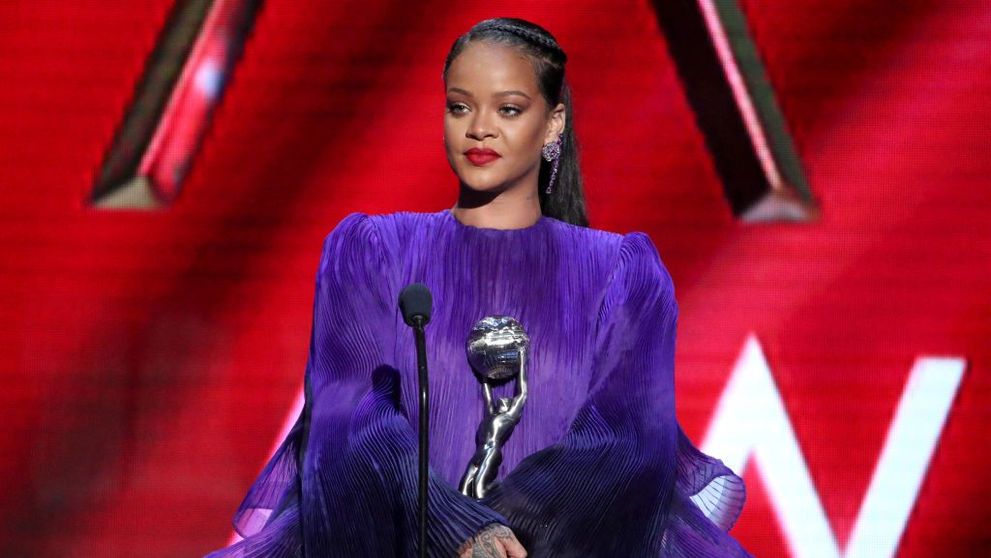 Rihanna și tatăl ei au îngropat securea războiului după doi ani de certuri aprige. Ce acuzații îi aducea 