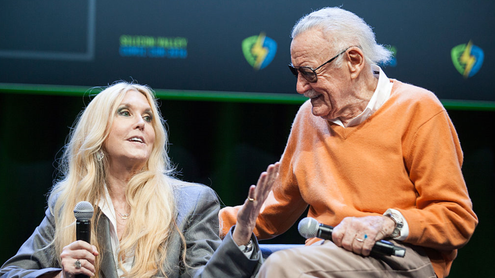 Fiica lui Stan Lee, implicată într-un scandal monstruos. A fost acuzată că și-a bătut propriul tată