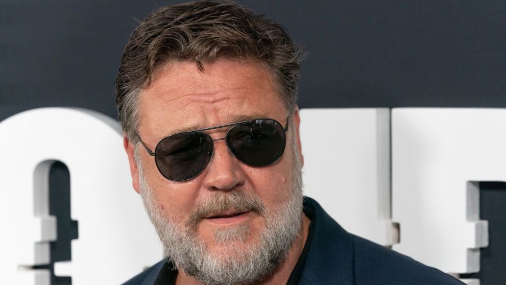 Russell Crowe, în tandrețuri cu iubita tinerică! Cum arată blonda care l-a cucerit