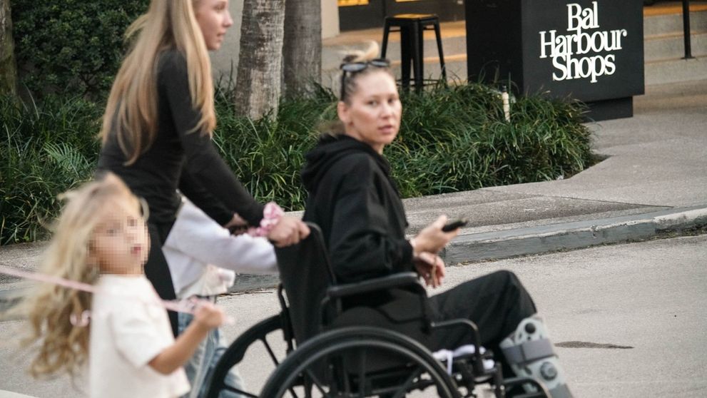 În urmă cu 20 de ani era considerată una din cele mai frumoase femei din lume!  Fragilă și împinsă într-un scaun cu rotile, Anna Kournikova e de nerecunoscut