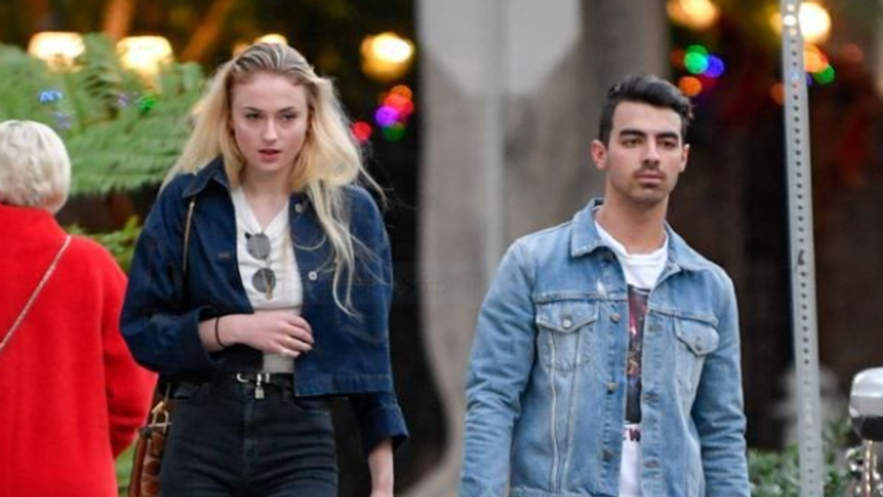 Sophie Turner il insoteste pe Joe Jonas in toate turneele