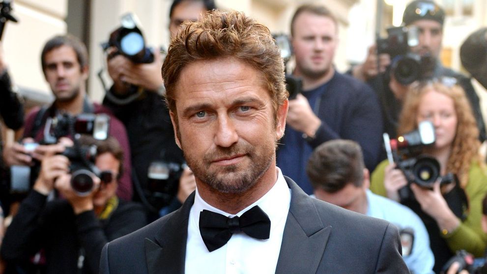 Nu si-a putut dezlipi mainile de pe ea. Gerard Butler, surprins de paparazzi in ipostaze hot alaturi de iubita