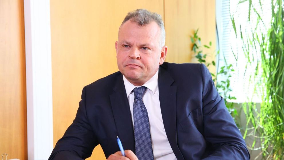 De la birou și costum, la sortat deșeuri la groapa de gunoi. El e noul șef sub acoperire!