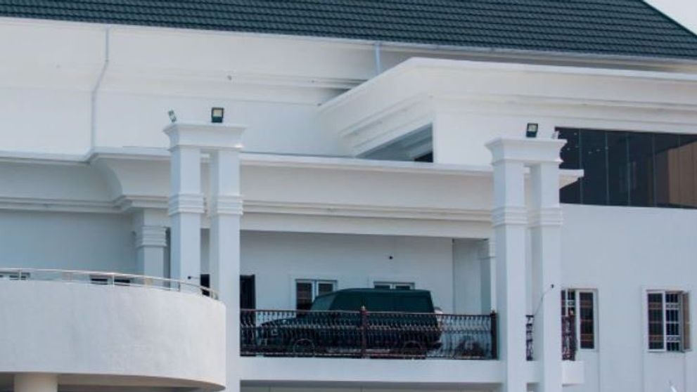 Un fotbalist și-a construit casa visurilor sale. Cum își parchează mașina direct pe balcon