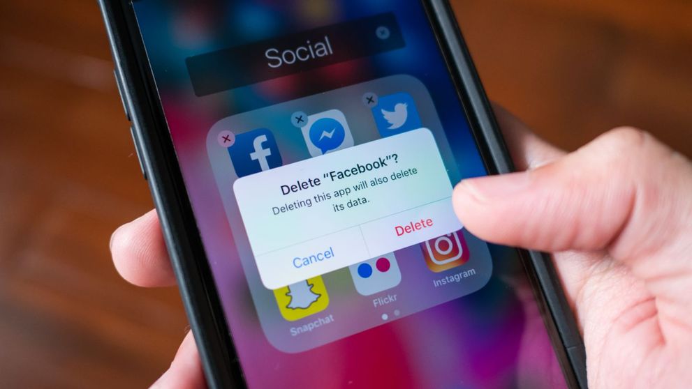 Tu de ce mai pierzi vremea pe Facebook? Studiile arata ca tinerii parasesc in masa aceasta retea de socializare