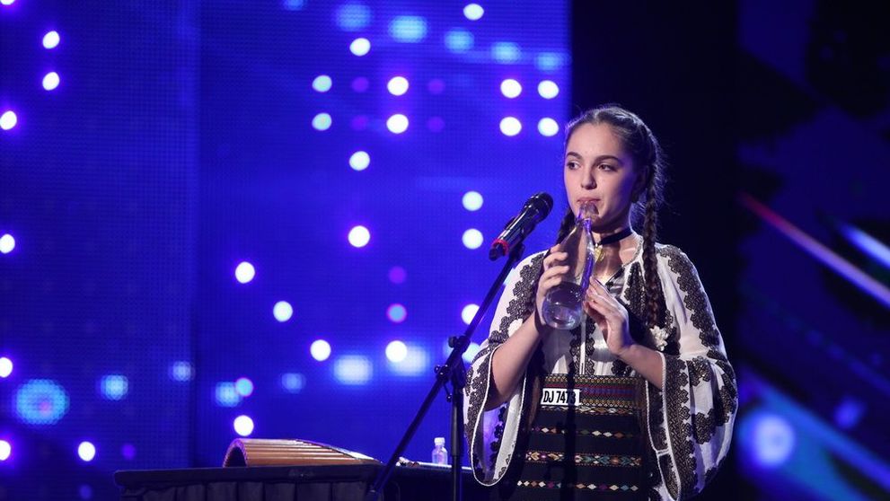 A cantat la seringa, la nuca si la sticla! E prima data cand un concurent face asta la Romanii au Talent