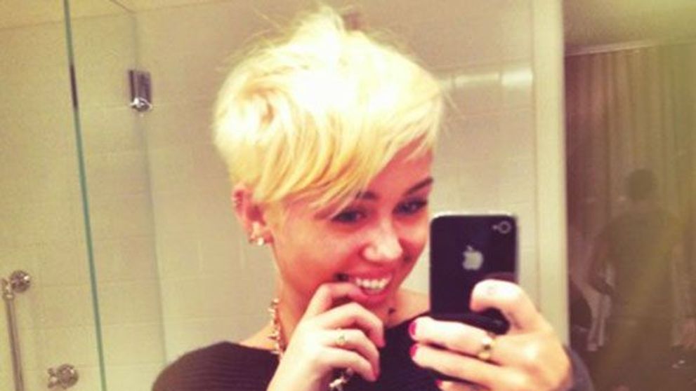 Miley Cyrus si-a pus dinti de aur. Fanii nu au fost deloc incantati de rezultat: FOTO