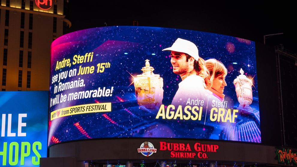Organizatorii Sports Festival le-au transmis un mesaj lui Andre Agassi și lui Steffi Graf direct pe un bilboard din Las Vegas, orașul în care cei doi trăiesc