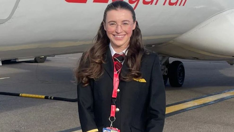 La 21 de ani îi învăța pe alții să piloteze avioane, iar la 26 a ajuns căpitan. La nivel mondial, este cea mai tânără femeie care ocupă o asemenea funcție într-o companie aeriană