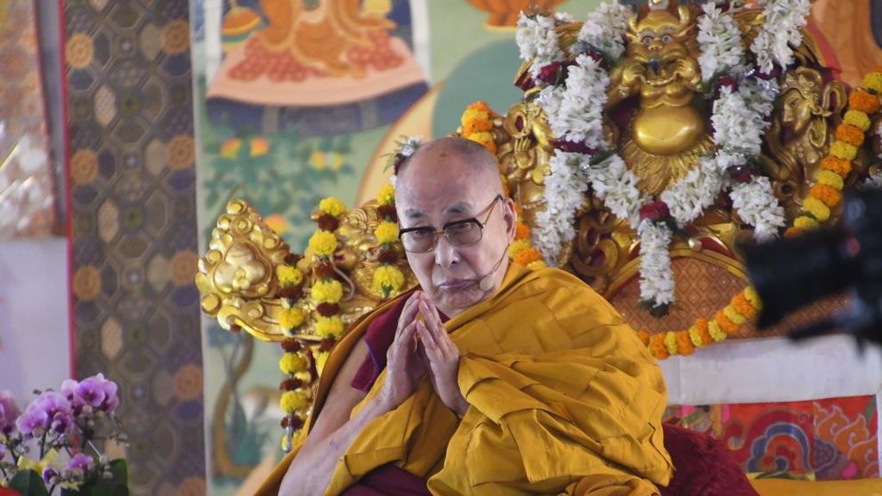 VIDEO Dalai Lama, controversă uriașă după ce sărutat un băiețel pe gură și i-a spus să-i atingă limba