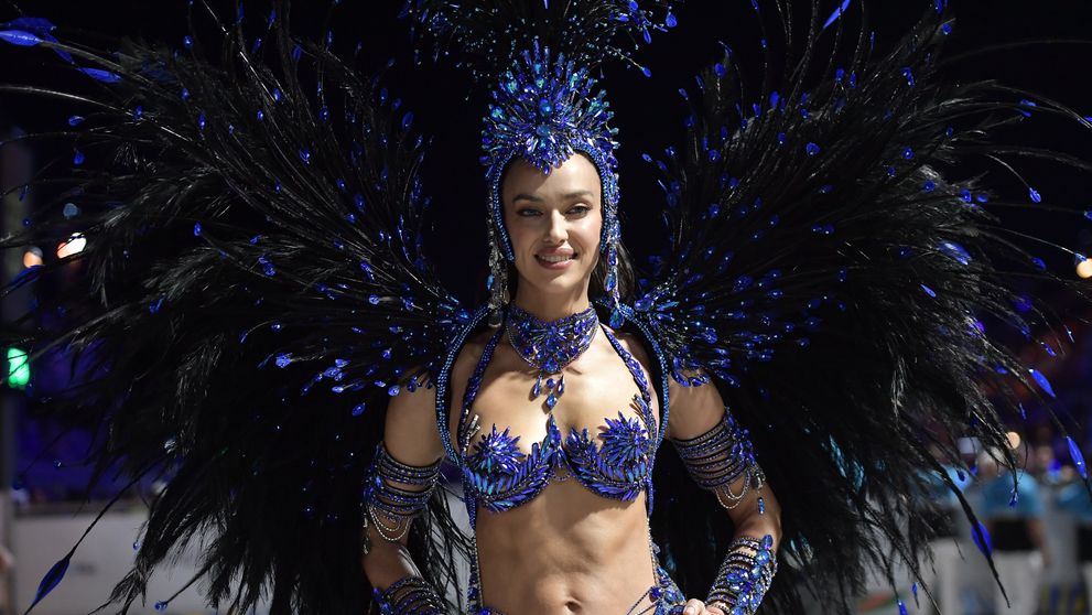 Irina Shayk, apariție spectaculoasă la Carnavalul de la Rio! Înainte de a dansa pe celebrul Sambadrom, supermodelul a pozat nud: „Chiar e cea mai frumoasă femeie de pe planetă!”
