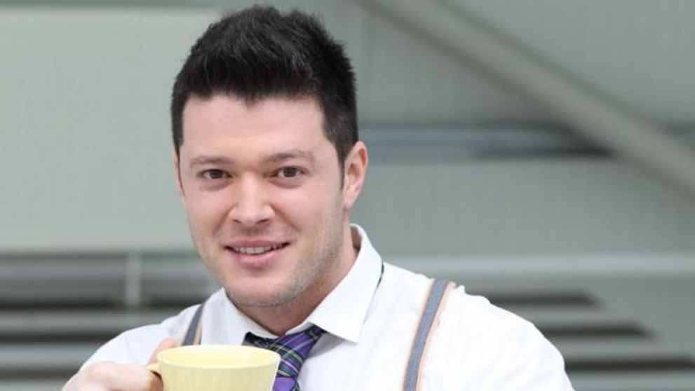 Mic dejun de vedeta: Victor Slav, unul din cei mai ravniti barbati din Romania, ne primeste in bucataria lui