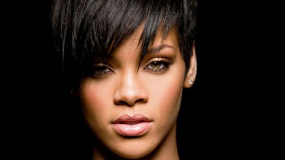 Rihanna isi schimba look-ul de la o zi la alta. Cum arata cantareata cu parul lung si blond, ca al papusii Barbie