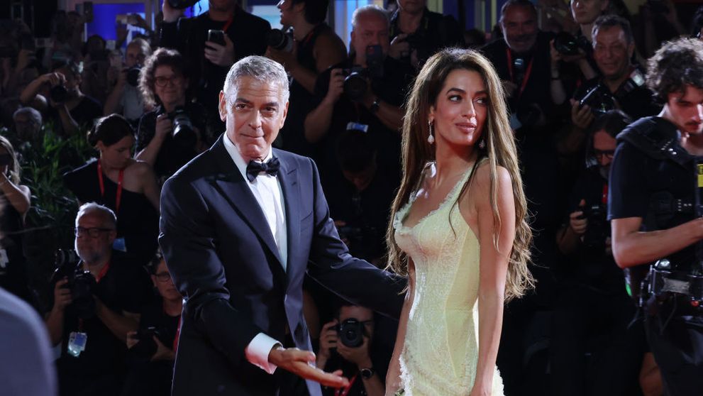 George Clooney, topit după soția Amal și la 10 ani de la nuntă! Au radiat de fericire și au făcut paradă de gesturi tandre pe covorul roșu de la Veneția: „Ce bărbat norocos!”