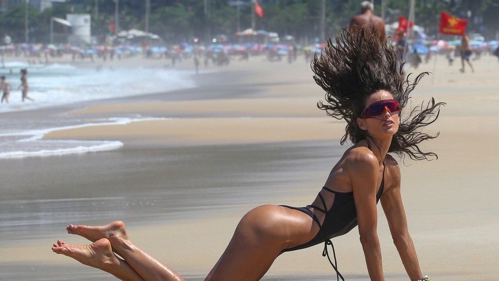 Brazilianca ce se mândrește cu un corp perfect. Izabel Goulart, apariție irezistibilă la plajă