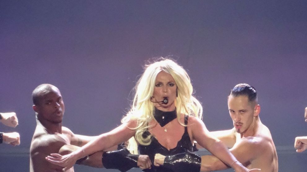 Nu lasa nici macar alte vedete sa se apropie de ea. Ce barbat super sexy a vrut sa o abordeze pe diva Britney Spears, dar nu i s-a permis
