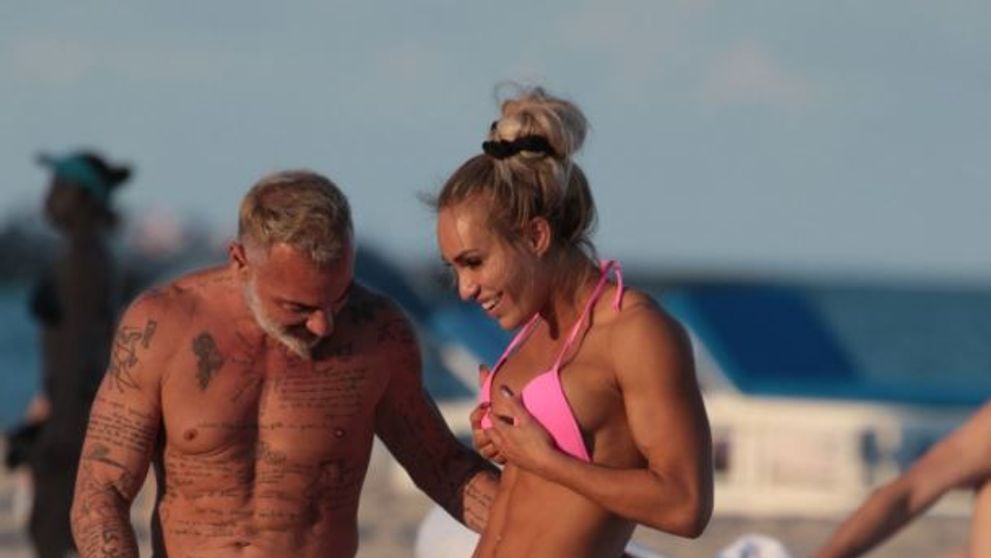 Gianluca Vacchi, inconjurat de femei in costume de baie. Cum a fost surprins la plaja, fara iubita
